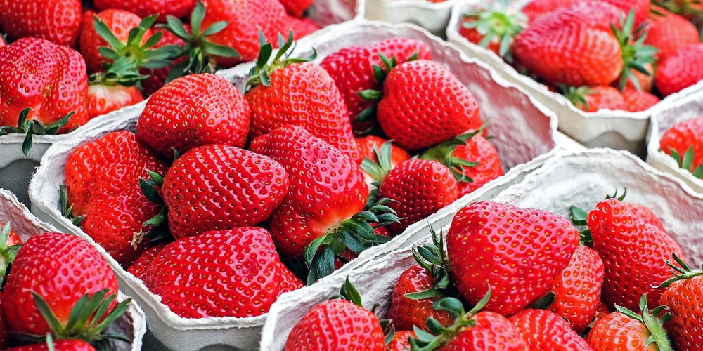 National Strawberry Month in 2024/2025 When, Where, Why, How is